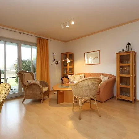 Holiday home 4 Reetdachhaus Diplomatenweg 1 Cc